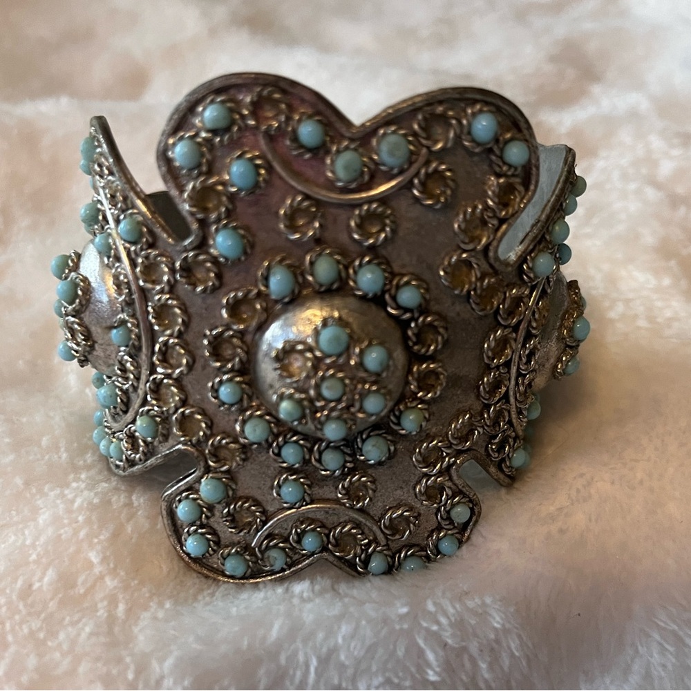 Gorgeous turquoise beaded bracelet